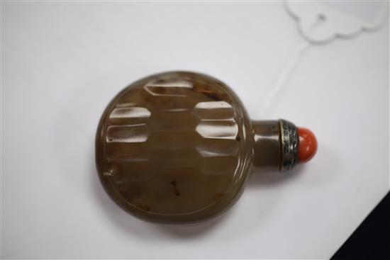 A Chinese agate honeycomb-faceted snuff bottle, 1800-1900, 5.5cm, coral bead stopper